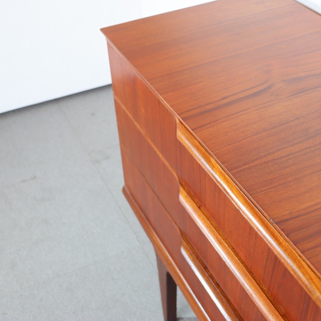 サイドボード。チーク材の深みある色合いが印象的なヴィンテージ。価値ある一台。