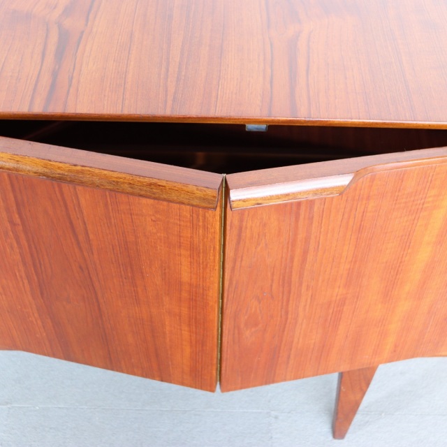 サイドボード。チーク材の深みある色合いが印象的なヴィンテージ。価値ある一台。