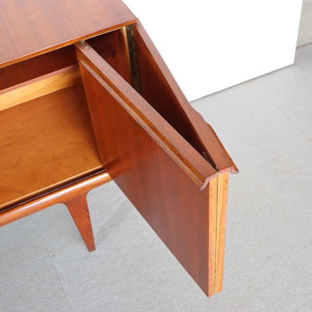 サイドボード。チーク材の深みある色合いが印象的なヴィンテージ。価値ある一台。