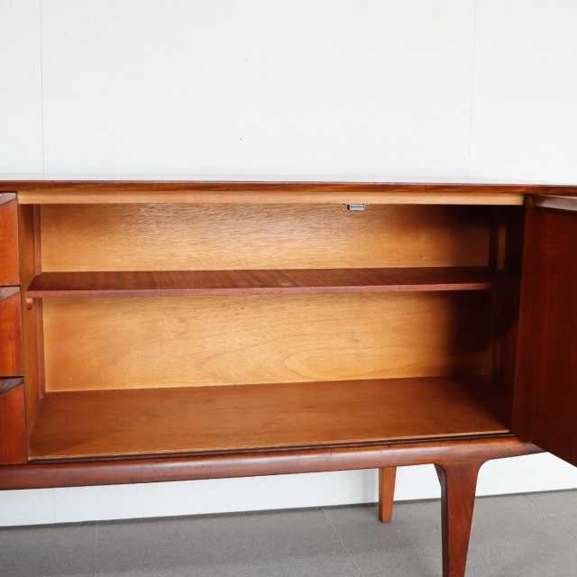 サイドボード。チーク材の深みある色合いが印象的なヴィンテージ。価値ある一台。