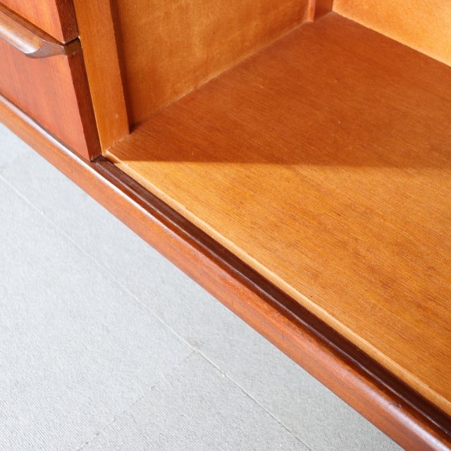 サイドボード。チーク材の深みある色合いが印象的なヴィンテージ。価値ある一台。