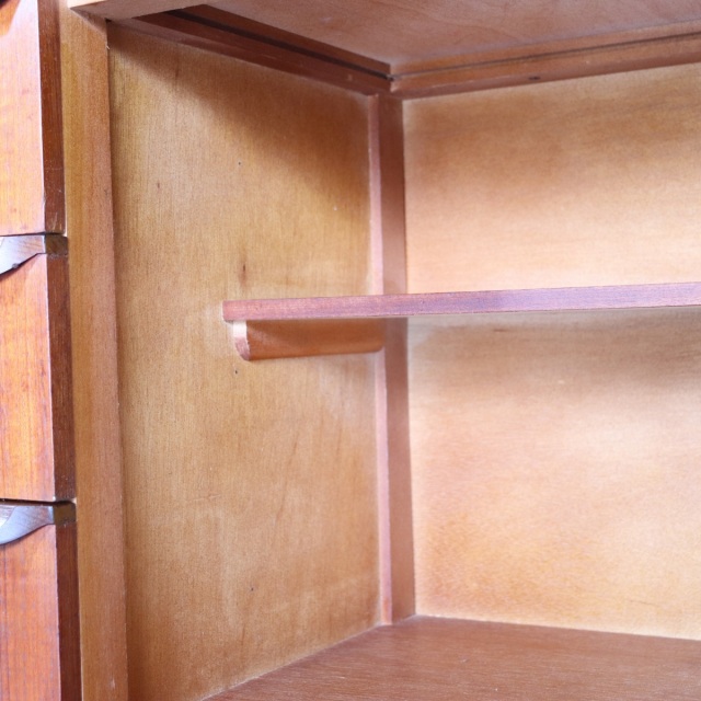 サイドボード。チーク材の深みある色合いが印象的なヴィンテージ。価値ある一台。