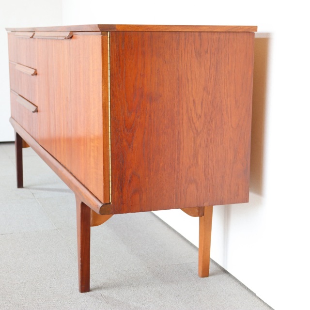 サイドボード。チーク材の深みある色合いが印象的なヴィンテージ。価値ある一台。