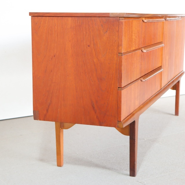 サイドボード。チーク材の深みある色合いが印象的なヴィンテージ。価値ある一台。