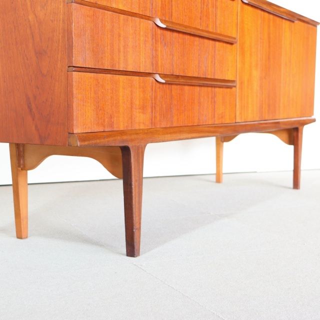 サイドボード。チーク材の深みある色合いが印象的なヴィンテージ。価値ある一台。