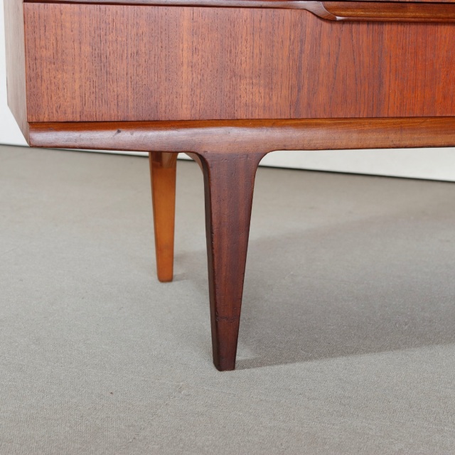 サイドボード。チーク材の深みある色合いが印象的なヴィンテージ。価値ある一台。