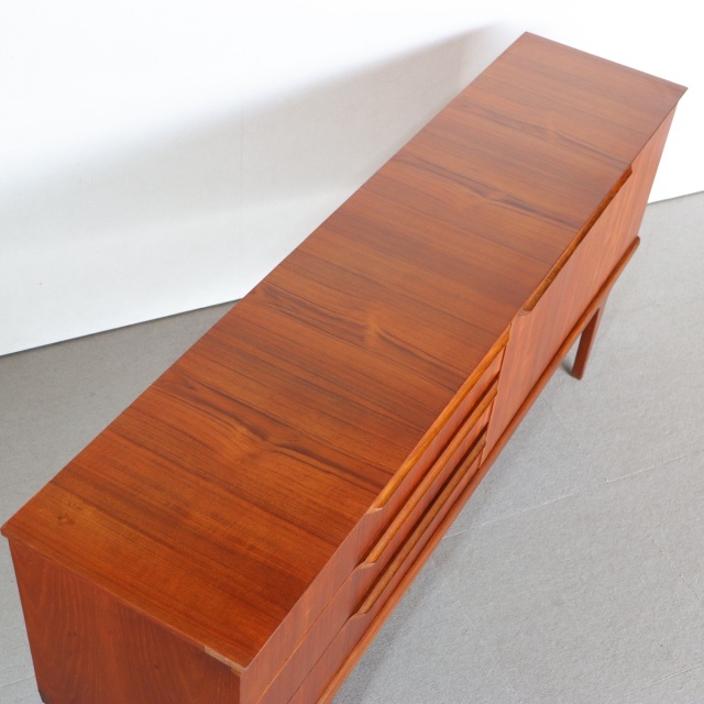 サイドボード。チーク材の深みある色合いが印象的なヴィンテージ。価値ある一台。