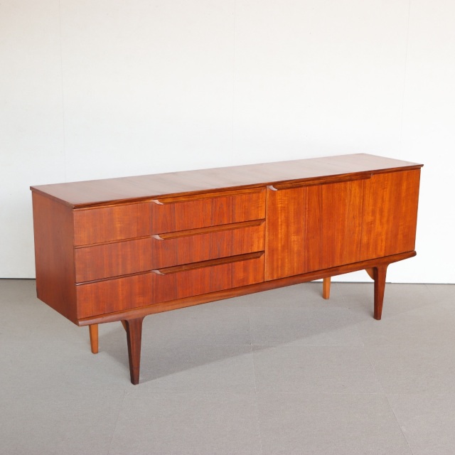 サイドボード。チーク材の深みある色合いが印象的なヴィンテージ。価値ある一台。