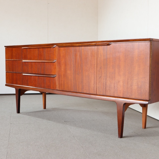 サイドボード。チーク材の深みある色合いが印象的なヴィンテージ。価値ある一台。