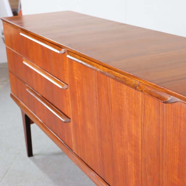 サイドボード。チーク材の深みある色合いが印象的なヴィンテージ。価値ある一台。