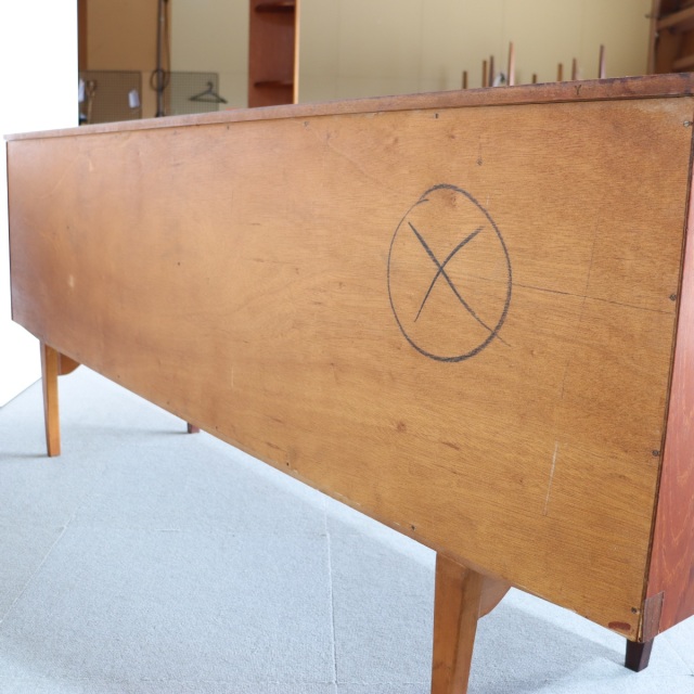 サイドボード。チーク材の深みある色合いが印象的なヴィンテージ。価値ある一台。