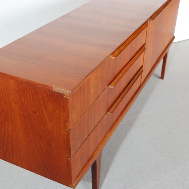 サイドボード。チーク材の深みある色合いが印象的なヴィンテージ。価値ある一台。