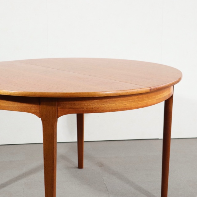 ネイサンNathanのダイニングテーブル