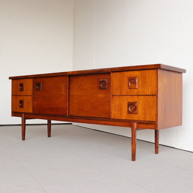 英国ヴィンテージのチーク材のサイドボード