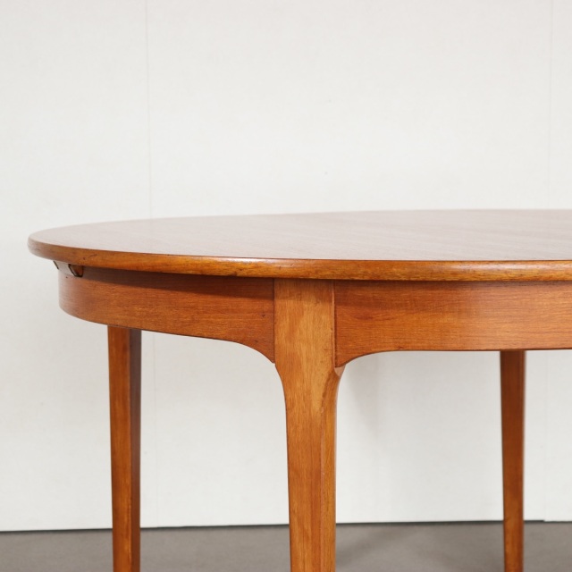 ネイサンNATHANのヴィンテージダイニングテーブル。ラウンド型でチーク材。