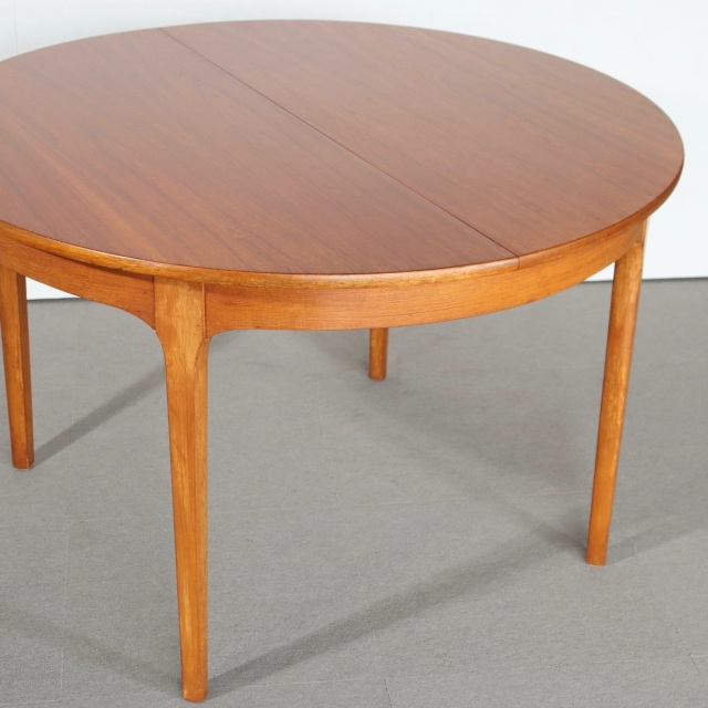 ネイサンNATHANのヴィンテージダイニングテーブル。ラウンド型でチーク材。