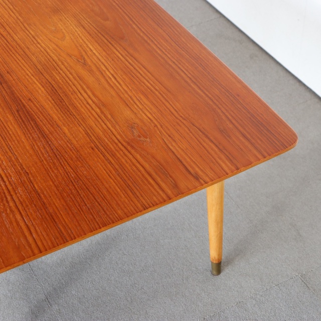 スウェーデン製のコーヒーテーブル