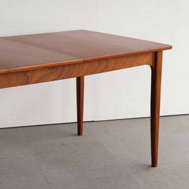 英国ヴィンテージのダイニングテーブル