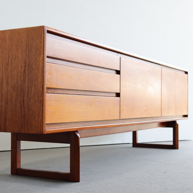 ホワイトアンドニュートンWhite&Newtoneのサイドボード