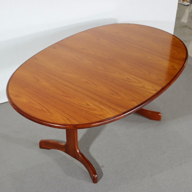 ジープランG-PLANのオーバル型ダイニングテーブル。チーク材の木目が美しい北欧ヴィンテージ。しっかりとメンテナンスされた上質な一台。