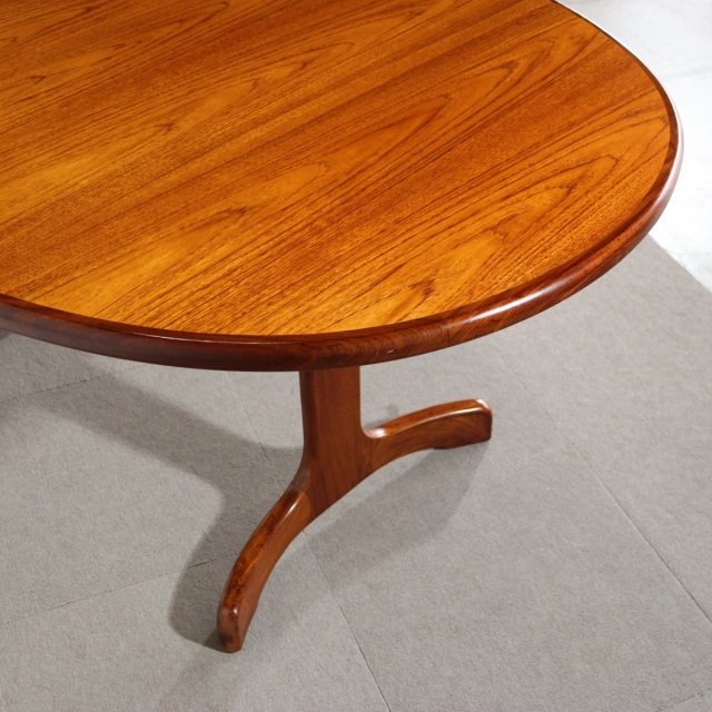 ジープランG-PLANのオーバル型ダイニングテーブル。チーク材の木目が美しい北欧ヴィンテージ。しっかりとメンテナンスされた上質な一台。