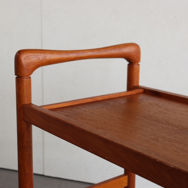 北欧ヴィンテージのチーク材のトロリー