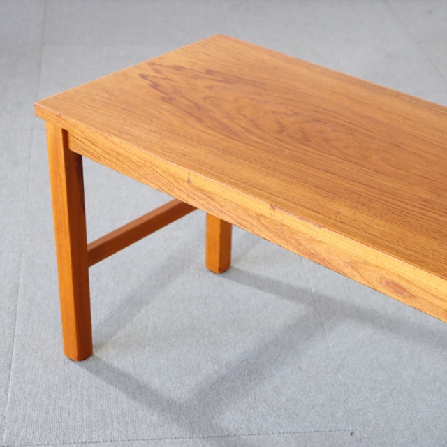 デンマーク製のコーヒーテーブル。時間を重ねて深みを増したチーク材。北欧ヴィンテージらしい静かな美しさ。