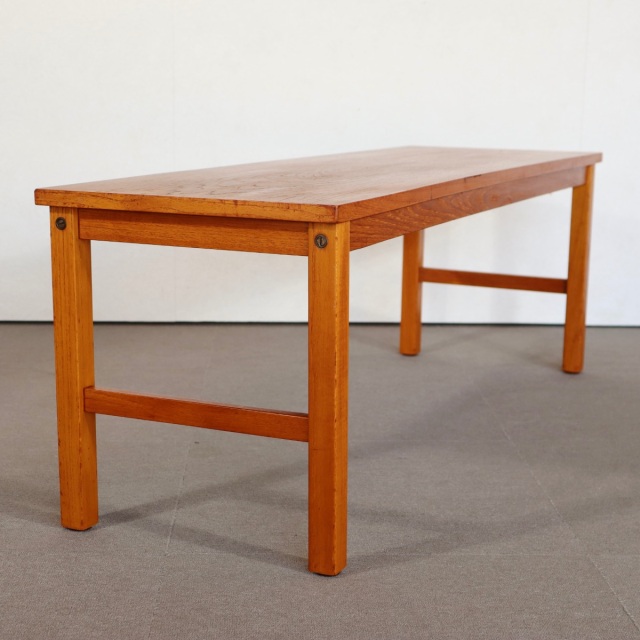 デンマーク製のコーヒーテーブル。時間を重ねて深みを増したチーク材。北欧ヴィンテージらしい静かな美しさ。