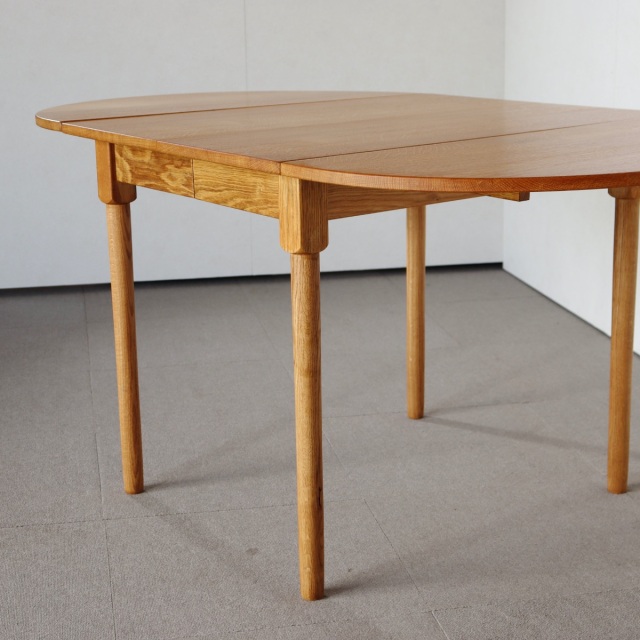 デンマーク製の楕円形の拡張式ダイニングテーブル。深みのあるチーク材が映える北欧ヴィンテージ。静寂を感じる上質な佇まい。