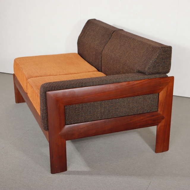 英国ヴィンテージの二人掛けソファ。深みのあるチーク材が印象的な北欧ヴィンテージ。静かな存在感を放つ美しい佇まい。