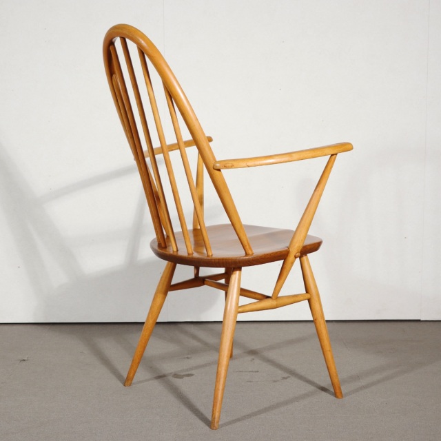アーコールERCOLアームチェア。 木目が豊かに映える北欧ヴィンテージ。穏やかな存在感。