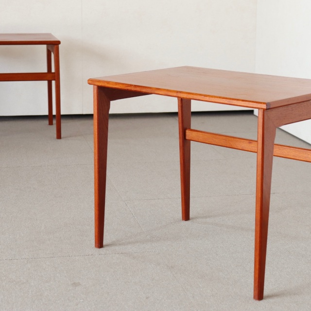 デンマーク製コーヒーテーブル。経年の風合いが美しいチーク材の北欧ヴィンテージ。落ち着いた空気を纏う一台。