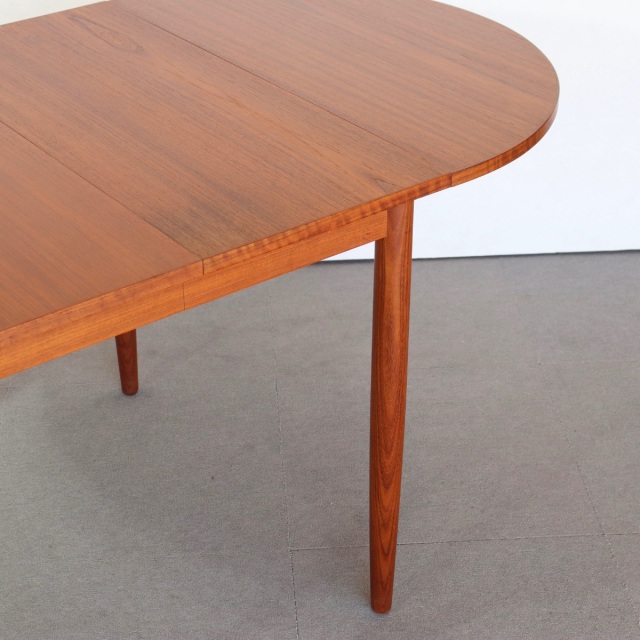 デンマーク製拡張式ダイニングテーブル。チーク材の木目が美しい北欧ヴィンテージ。時を重ねても輝きを失わない上質な一台。