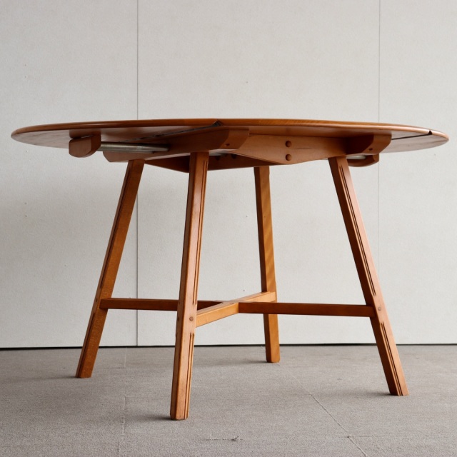 アーコールERCOLのダイニングテーブル