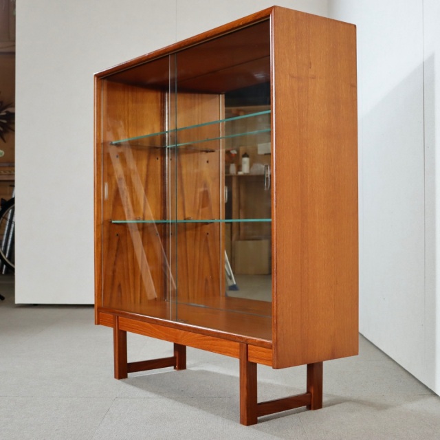 ターニッジTURNIDGEキャビネット。木の温度を感じるチーク材北欧ヴィンテージ。自然な美しさが光る。