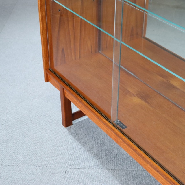 ターニッジTURNIDGEキャビネット。木の温度を感じるチーク材北欧ヴィンテージ。自然な美しさが光る。