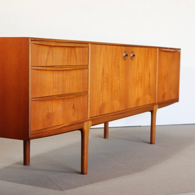 マッキントッシュDunfermlineサイドボード。チーク材の自然な木目が際立つヴィンテージ。洗練された一台。