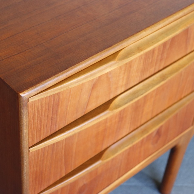 マッキントッシュDunfermlineサイドボード。チーク材の自然な木目が際立つヴィンテージ。洗練された一台。