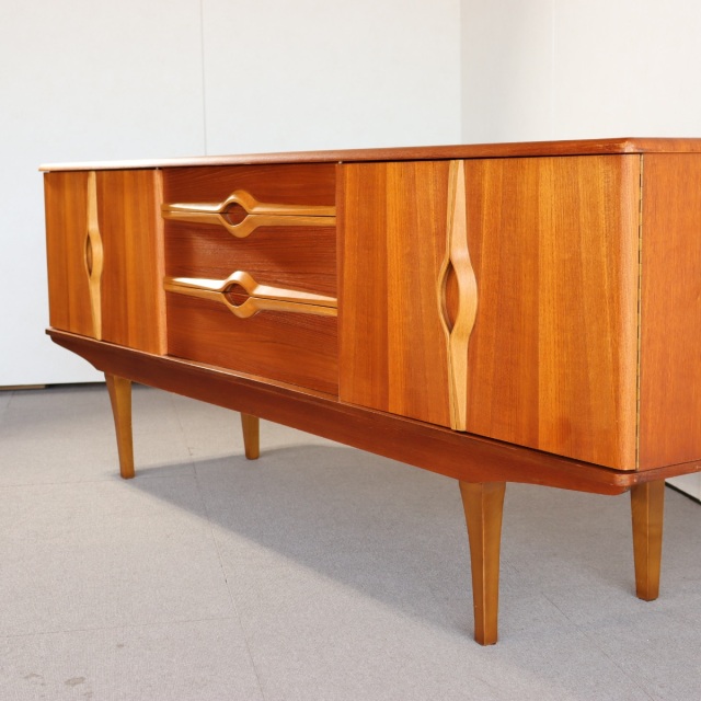 北欧ヴィンテージ　チーク　STONEHILL/ストーンヒル　サイドボード キキじゃない方】 ストーンヒルSTONEHILL製チーク材サイドボード