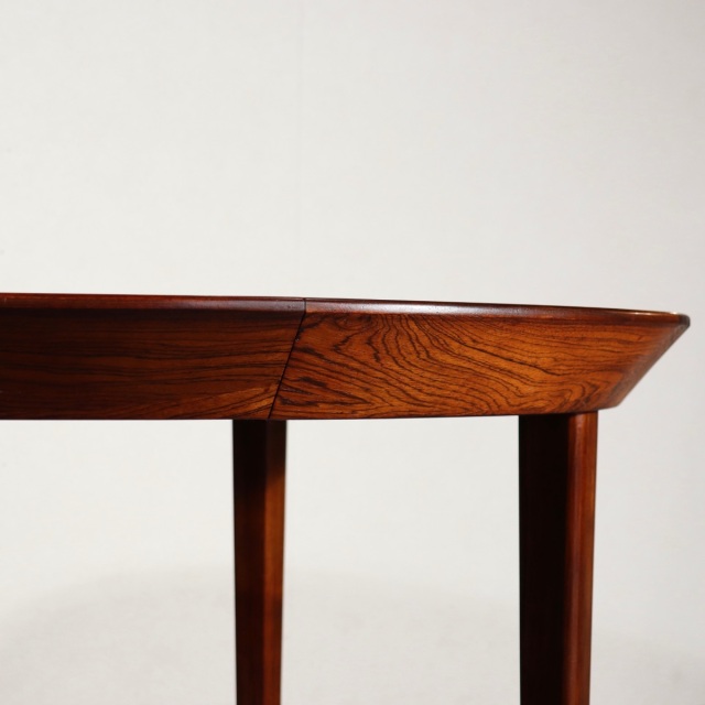 デンマーク製ダイニングテーブル。空間の印象を高めるヴィンテージ家具。ローズウッドの木目が魅力。