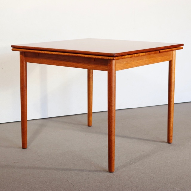 デンマーク製ダイニングテーブル。チーク材の自然な艶が印象的なヴィンテージ。高級感漂う佇まい。