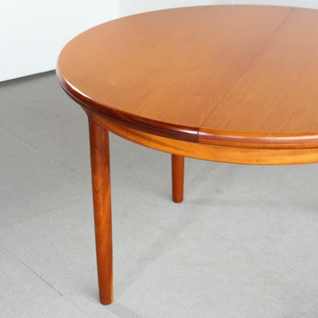 英国ヴィンテージのダイニングテーブル