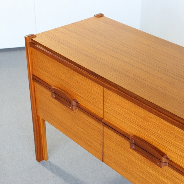 ネイサンNathenのチーク材のチェスト