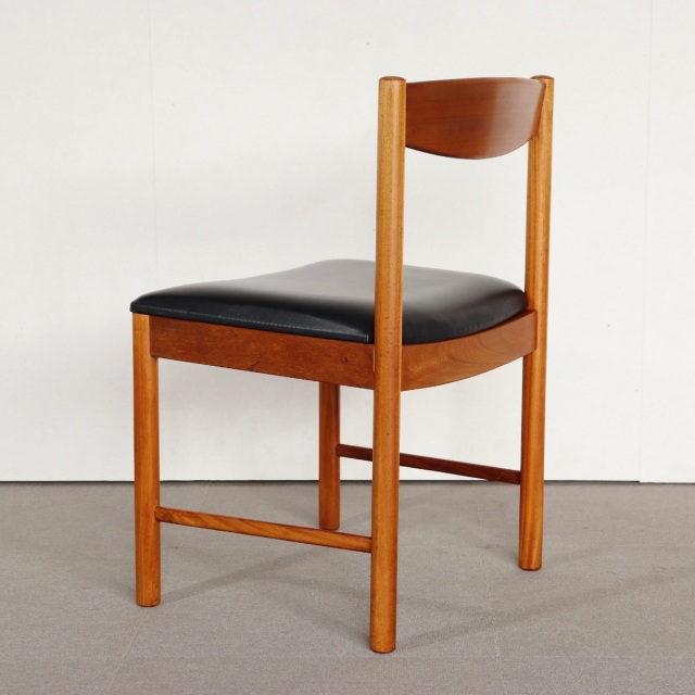 マッキントッシュMCINTOSHダイニングチェア。チーク材にブラックの座面が映える。