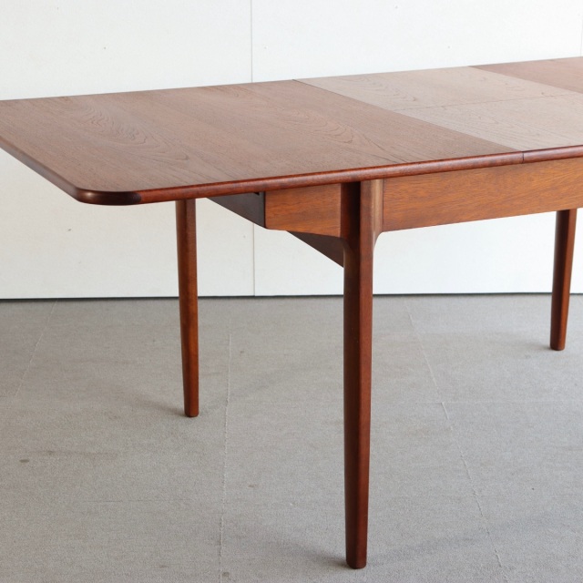 英国ヴィンテージのエクステンションダイニングテーブル