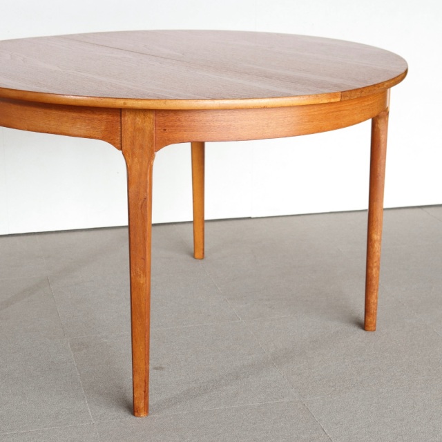 ネイサンNATHANのチーク材ラウンドダイニングテーブル