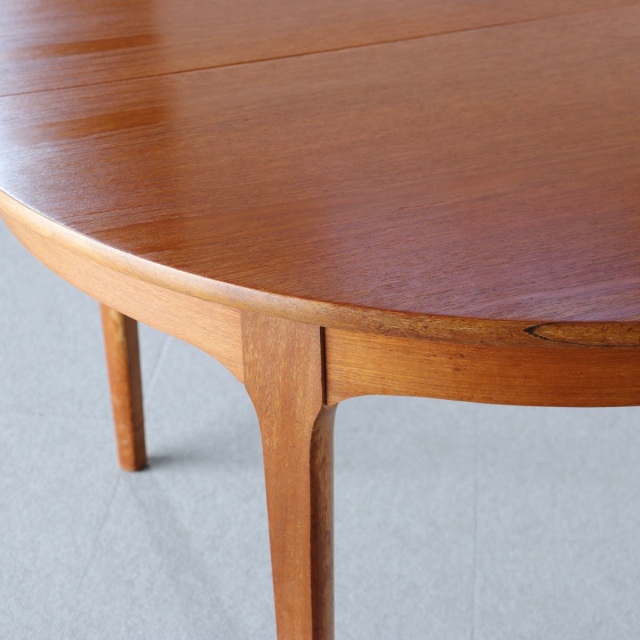 ネイサンNATHANのチーク材ラウンドダイニングテーブル