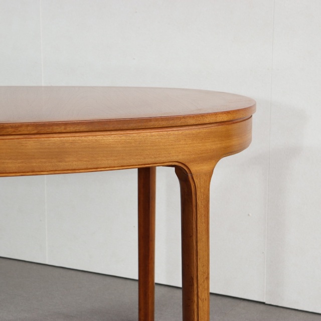 ネイサンNathanのダイニングテーブル