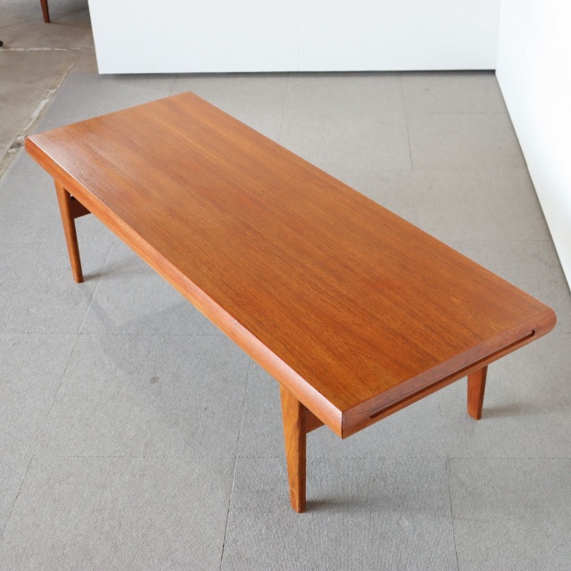 鏡を見なくても自分がカッコいいと自覚しているコーヒーテーブル