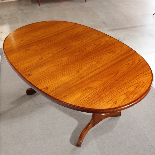 ジープランG-PLANのオーバル型ダイニングテーブル。チーク材の木目が美しい北欧ヴィンテージ。しっかりとメンテナンスされた上質な一台。